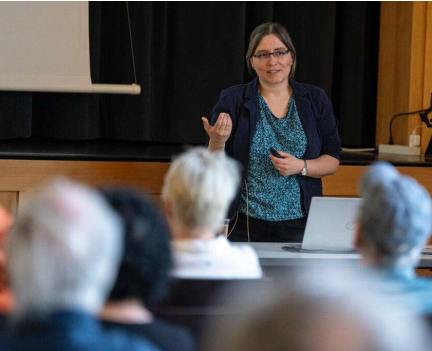 Simona Huwiler giving a lecture